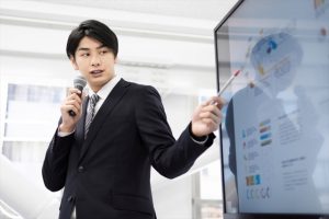家族信託の説明をする司法書士