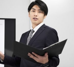 家族信託について説明する司法書士