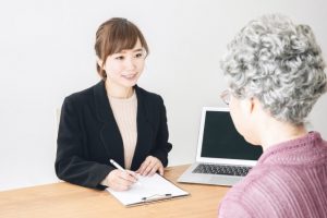 家族信託を説明する司法書士