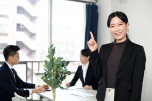 相談会でご案内するスタッフ